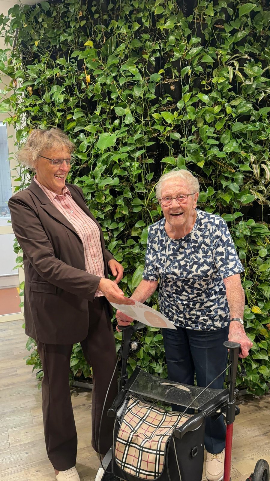 Bewoonster Truus Verbeek overhandigt de cheque van haar verjaardagsactie aan bestuurder Evelien van Dijk